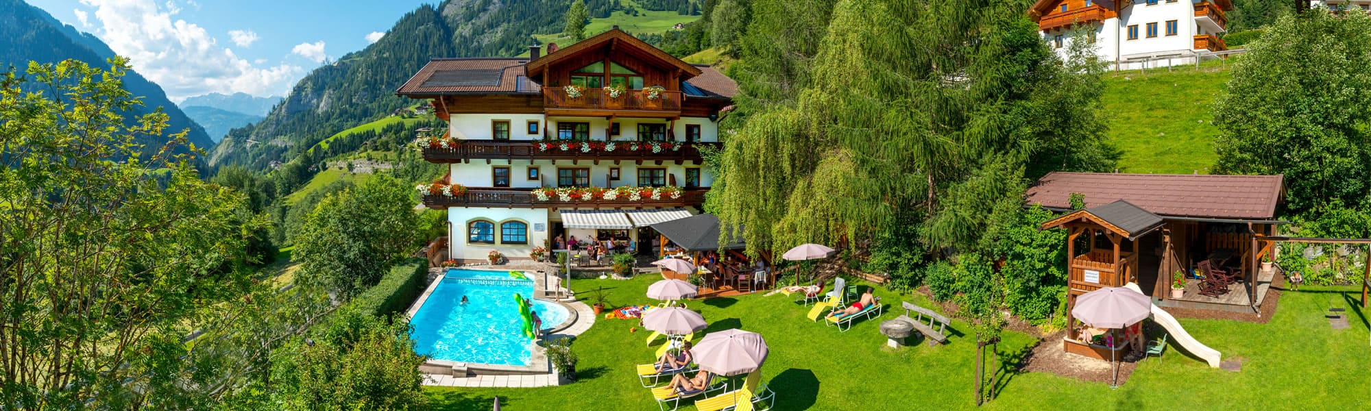 Hotel Dorfer mit Schwimmbad im Sommer